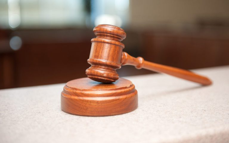 Saiba o que pode fazer no caso de não ter meios para contratar os serviços de um advogado 2 Tribunal SXC e1482852461275
